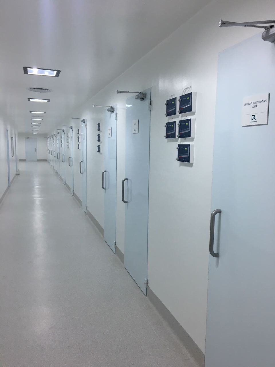 Puertas con controles de acceso en pasillo limpio