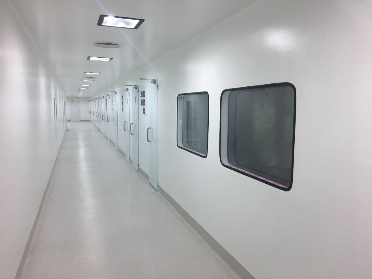Corredor de áreas limpias terminado