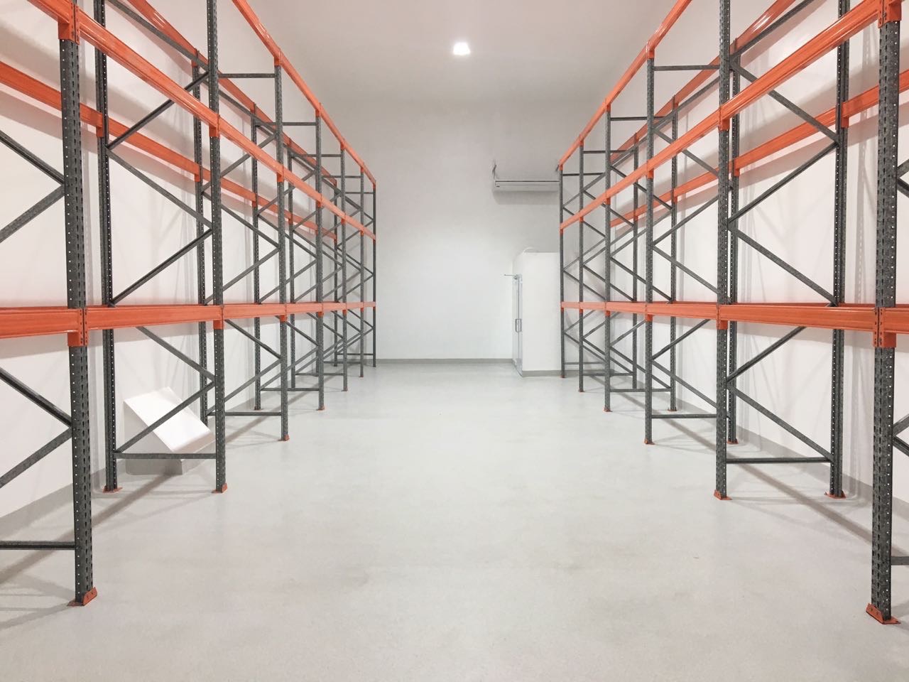 Depósito industrial con racks metálicos